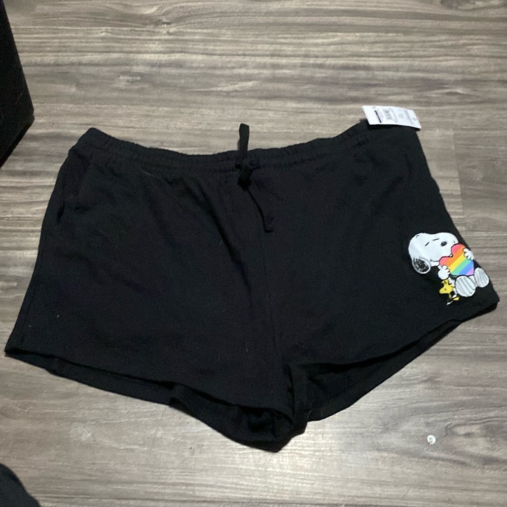 Peanuts Snoopy Juniors’ Rainbow Heart Graphic Print Shorts Size XXXL